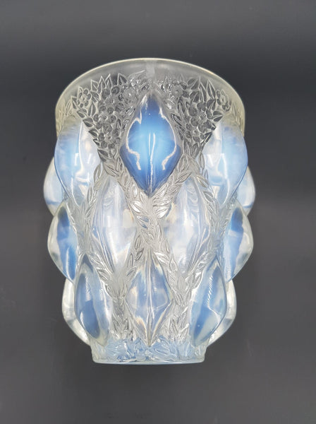 LALIQUE René (1860-1945) Vase Rampillon en verre pressé et moulé à cabochons opalescents