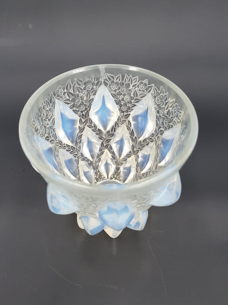 LALIQUE René (1860-1945) Vase Rampillon en verre pressé et moulé à cabochons opalescents