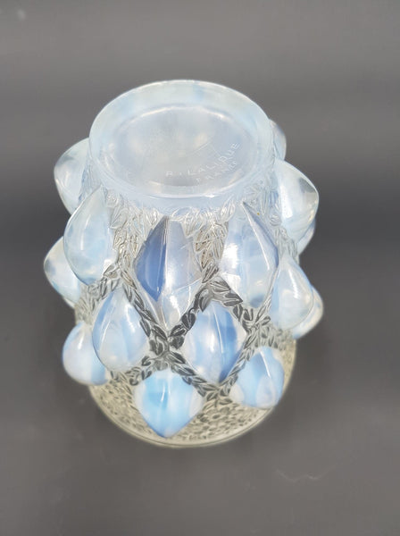 LALIQUE René (1860-1945) Vase Rampillon en verre pressé et moulé à cabochons opalescents