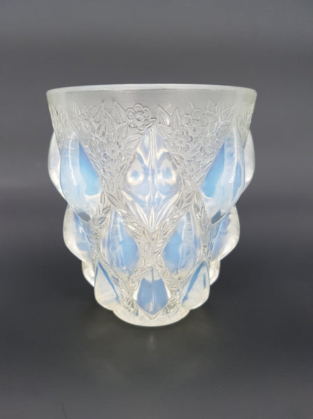 LALIQUE René (1860-1945) Vase Rampillon en verre pressé et moulé à cabochons opalescents