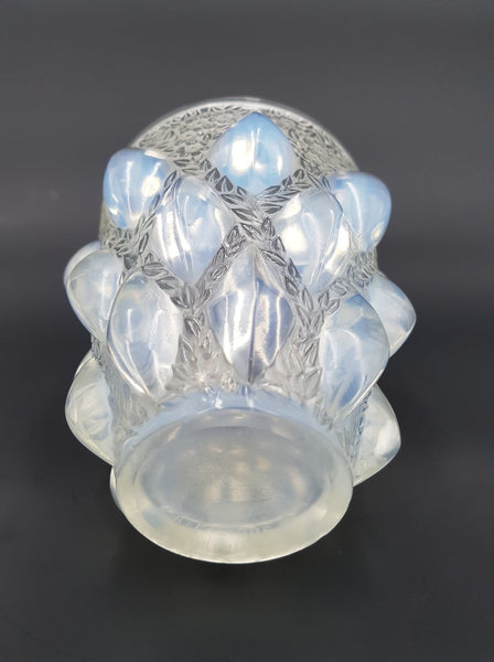 LALIQUE René (1860-1945) Vase Rampillon en verre pressé et moulé à cabochons opalescents