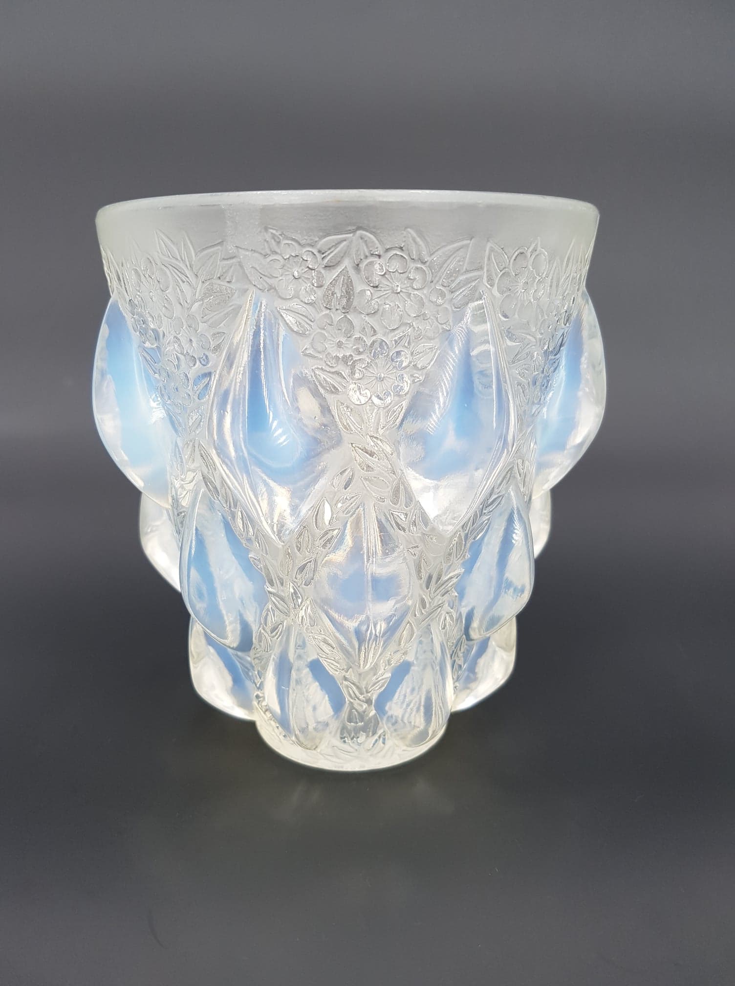 LALIQUE René (1860-1945) Vase Rampillon en verre pressé et moulé à cabochons opalescents