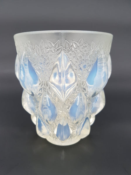 LALIQUE René (1860-1945) Vase Rampillon en verre pressé et moulé à cabochons opalescents