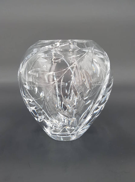 Petit vase en cristal avec motif ciselé