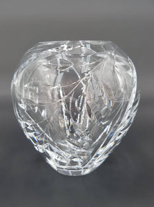 Petit vase en cristal avec motif ciselé