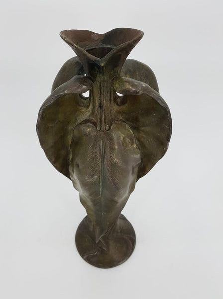 Vase antique Art Nouveau à motif de grandes feuilles en régule signé Hélène Sibeud