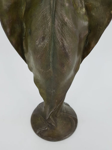 Vase antique Art Nouveau à motif de grandes feuilles en régule signé Hélène Sibeud