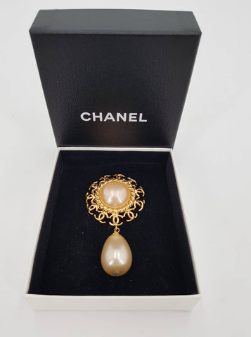 Broche Chanel en métal doré et perle nacrée collection Automne-Hiver 1997