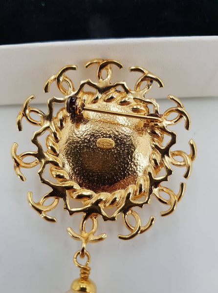 Broche Chanel en métal doré et perle nacrée collection Automne-Hiver 1997