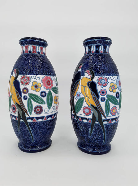 Paire de grands vases aux Hirondelles estampillé Amphora du début du XXe siècle