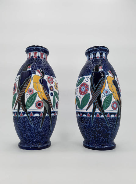 Paire de grands vases aux Hirondelles estampillé Amphora du début du XXe siècle