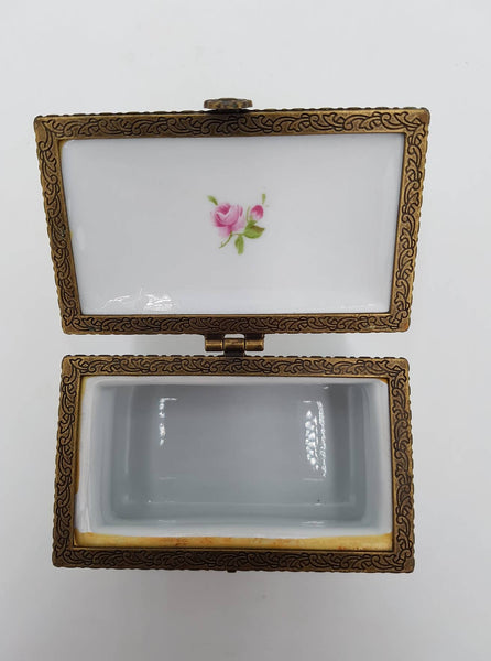 Ancienne petite boite érotique en porcelaine avec dorure