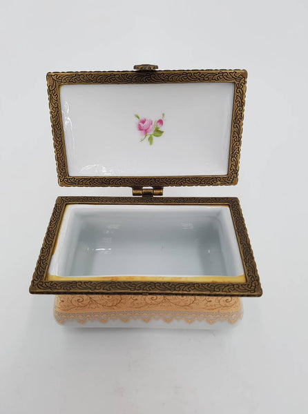 Ancienne petite boite érotique en porcelaine avec dorure