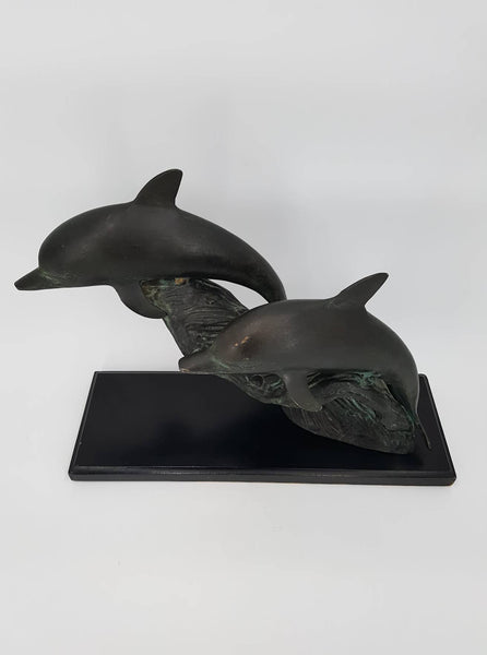 Statue de dauphins en bronze à patine verte sur socle en bois