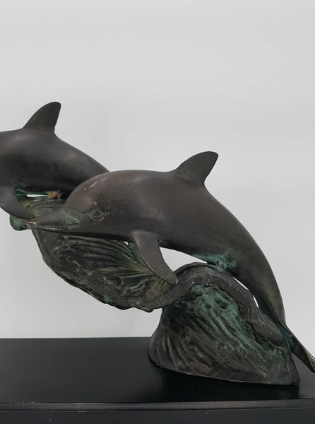 Statue de dauphins en bronze à patine verte sur socle en bois