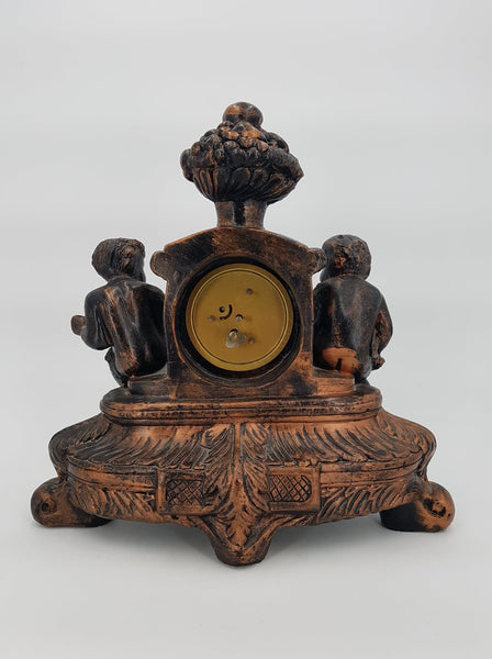 Ancienne horloge de cheminée aux chérubins en plâtre