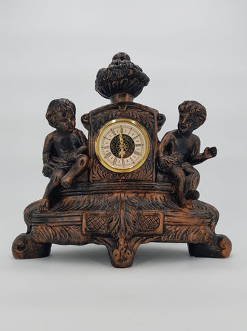 Ancienne horloge de cheminée aux chérubins en plâtre