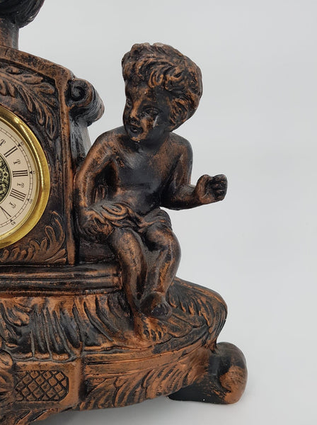 Ancienne horloge de cheminée aux chérubins en plâtre