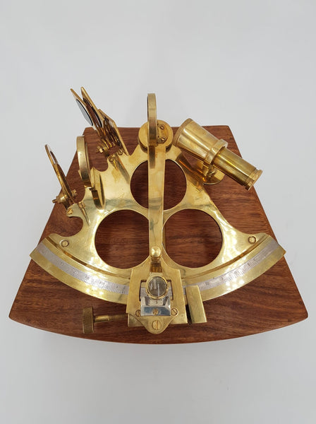 Ancien sextant de navigation en laiton dans son écrin d'origine