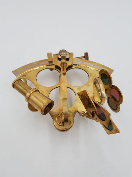 Ancien sextant de navigation en laiton dans son écrin d'origine