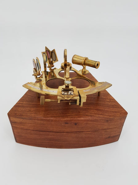 Ancien sextant de navigation en laiton dans son écrin d'origine