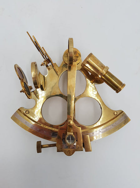 Ancien sextant de navigation en laiton dans son écrin d'origine