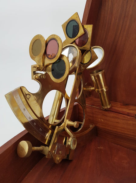 Ancien sextant de navigation en laiton dans son écrin d'origine