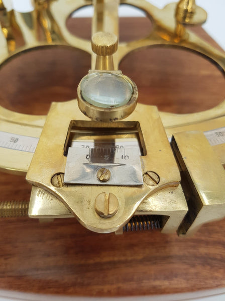 Ancien sextant de navigation en laiton dans son écrin d'origine