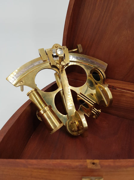 Ancien sextant de navigation en laiton dans son écrin d'origine