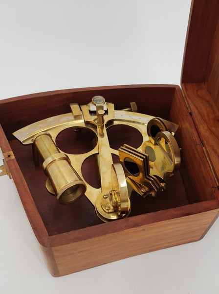 Ancien sextant de navigation en laiton dans son écrin d'origine