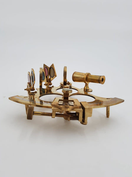 Ancien sextant de navigation en laiton dans son écrin d'origine