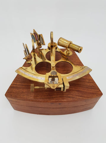 Ancien sextant de navigation en laiton dans son écrin d'origine