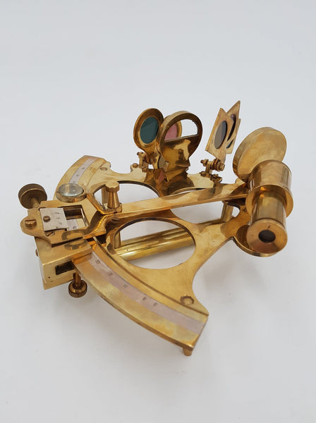 Ancien sextant de navigation en laiton dans son écrin d'origine