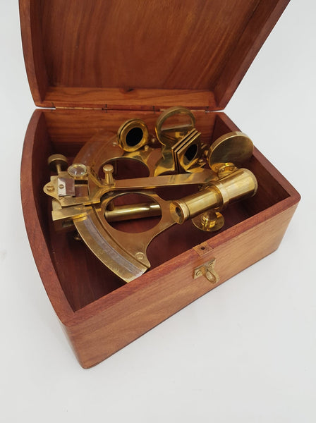 Ancien sextant de navigation en laiton dans son écrin d'origine