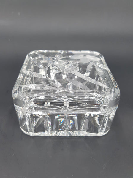 Bonbonnière en cristal ciselé de forme carré