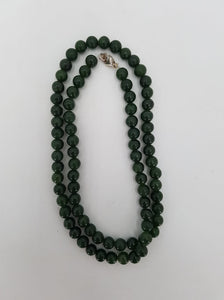 Collier vintage en perles de Jade néphrite de couleur vert foncé (1960)