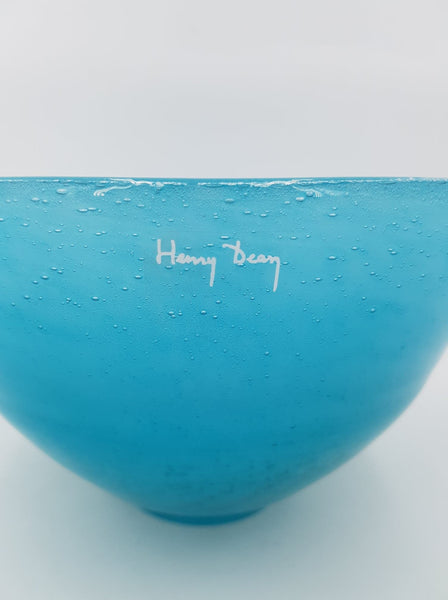 Coupe en verre bullé de couleur bleu signée Henry Dean