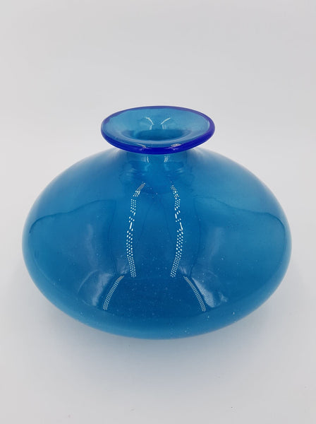 Vase en verre soufflé de couleur bleu signé Phoenician