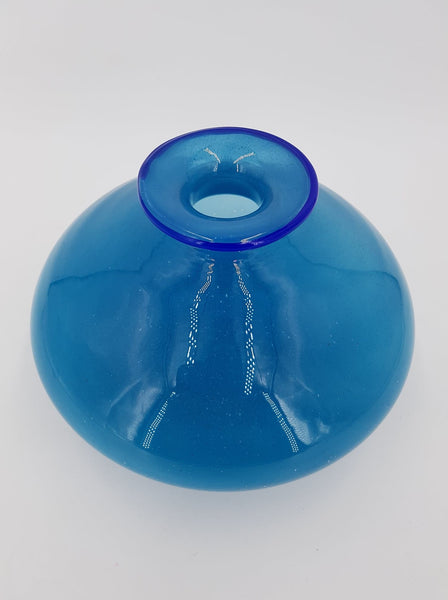 Vase en verre soufflé de couleur bleu signé Phoenician