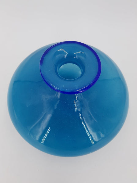 Vase en verre soufflé de couleur bleu signé Phoenician