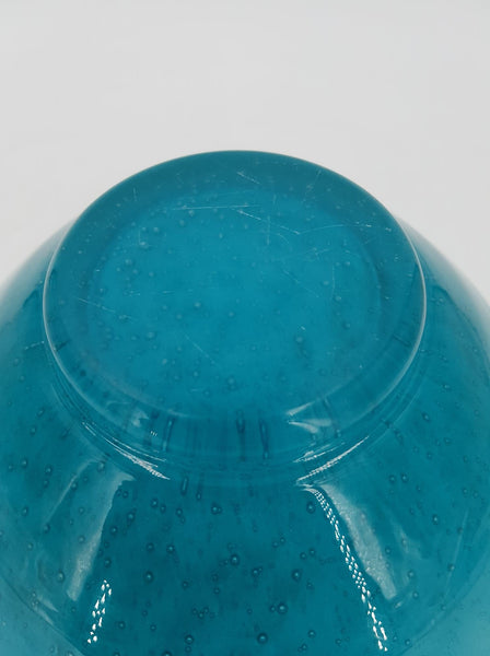 Coupe en verre bullé de couleur bleu signée Henry Dean
