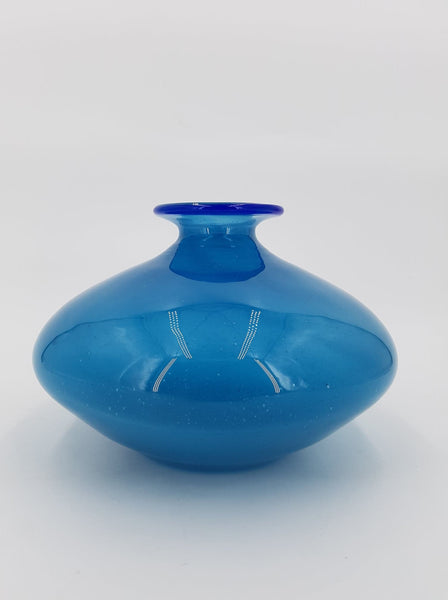 Vase en verre soufflé de couleur bleu signé Phoenician