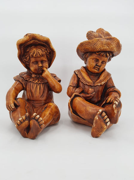 Statues d'enfants vintage en plâtre vernissé de couleur marron (1960)