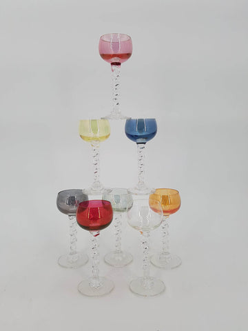 Série de 8 verres à liqueur vintage colorés à pieds torsadés