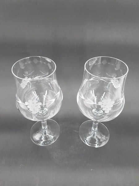 Duo de grands verres à vin en cristal taillé et ciselé main estampillé Klein Baccarat (1980)