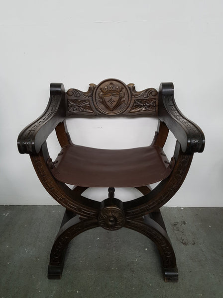 Fauteuil trône Dagobert en bois massif sculpté avec assise en cuir