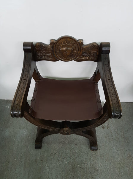 Fauteuil trône Dagobert en bois massif sculpté avec assise en cuir