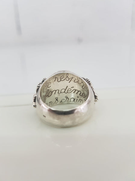 Ancienne bague à poison en argent massif avec cabochon en or blanc et jaune sertie d'un rubis