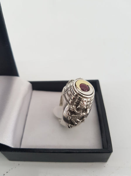 Ancienne bague à poison en argent massif avec cabochon en or blanc et jaune sertie d'un rubis