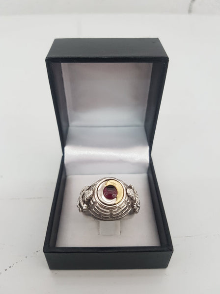 Ancienne bague à poison en argent massif avec cabochon en or blanc et jaune sertie d'un rubis